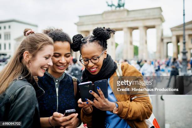 a group of friends exploring berlin - tourist group foto e immagini stock