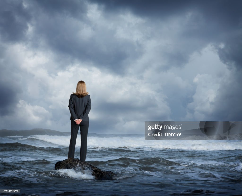 Femme debout dans Rough Ocean Surf