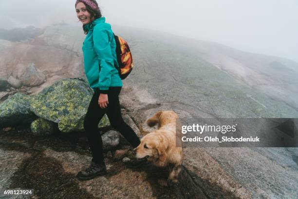 女人和狗在挪威的山區徒步旅行 - great north dog walk 個照片及圖片檔