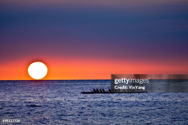 outrigger kano bij zonsondergang, kailua-kona, hawaii - kailua stockfoto's en -beelden