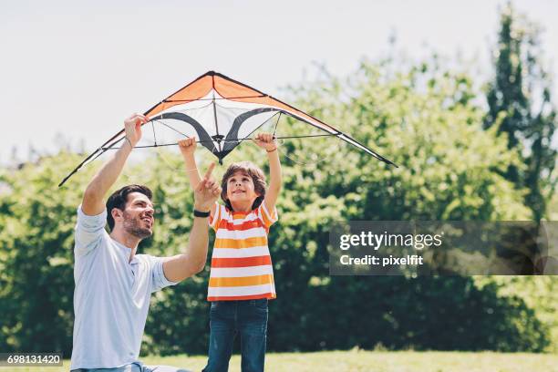 zomer amusement voor het gezin - vlieger stockfoto's en -beelden