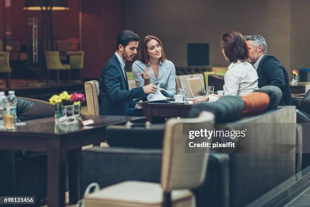 reunión de trabajo tarde en la noche - vestimenta de negocios formal fotografías e imágenes de stock