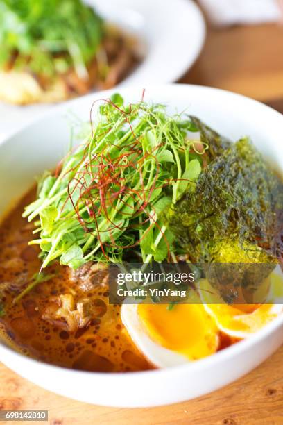 fideos japoneses ramen en sopa de caldo con carne de cerdo y huevo - tocino fotografías e imágenes de stock