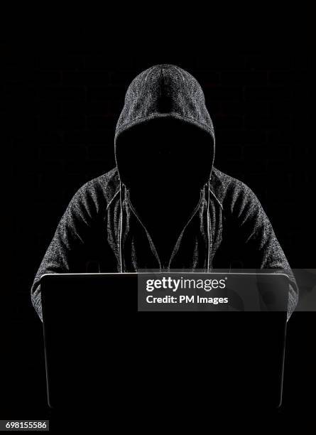 scary computer hacker - capucha fotografías e imágenes de stock