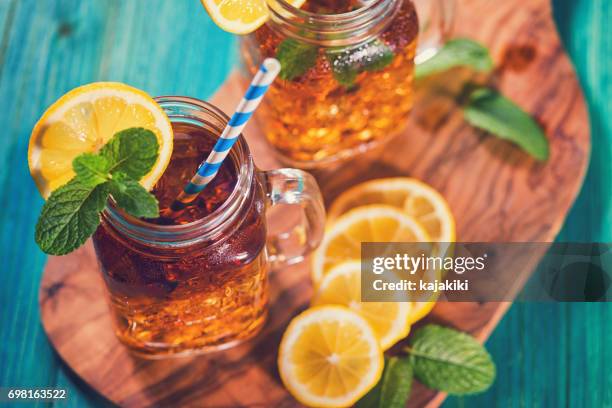 ice tea met citroen en munt in een pot - ice tea stockfoto's en -beelden