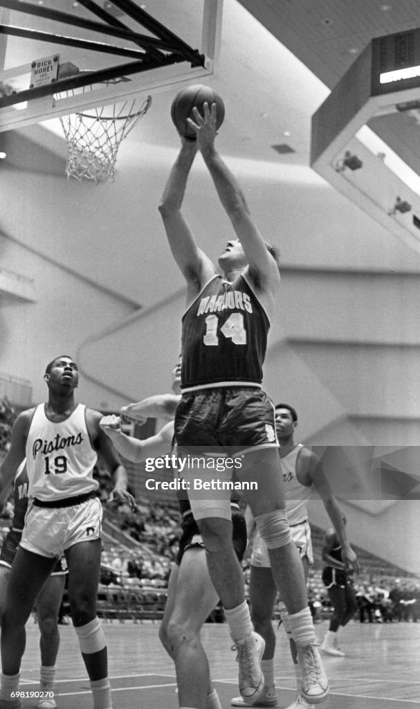 Basketball Action: Warriors Vs. Pistons