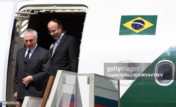 Brazilian President Michel Temer gets off the plane upon his arrival at Moscow's Vnukovo Airport on June 20, 2017. / AFP PHOTO / Kirill KUDRYAVTSEV