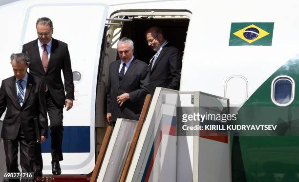 Brazilian President Michel Temer gets off the plane upon his arrival at Moscow's Vnukovo Airport on June 20, 2017. / AFP PHOTO / Kirill KUDRYAVTSEV