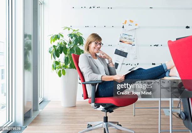 women working together - bürostuhl stock-fotos und bilder