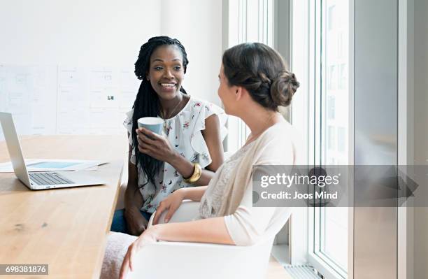 women working together - coffee meeting with friends stockfoto's en -beelden