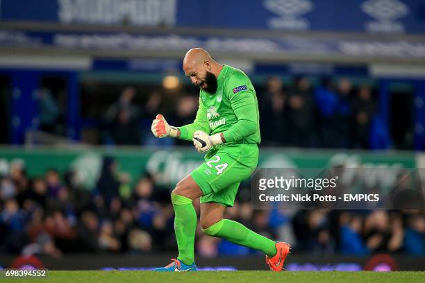 Everton's Tim Howard celebrates after team-mate Steven Naismith scores his sides third goal of the game