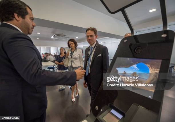 Pedro Alves , Vision-Box Business Development Director, briefs European Commission Vice-President Jyrki Katainen , in charge of Jobs, Growth,...