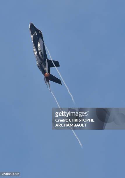 Lockheed Martin F-35 fighter jet performs its flight display at Le Bourget on June 20, 2017 during the International Paris Air Show. / AFP PHOTO /...