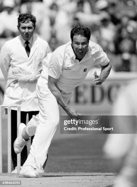 Derek Pringle bowling for Essex, circa September 1992. The umpire is Alan Whitehead.