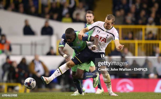 Newcastle United's Moussa Sissoko and Tottenham Hotspur's Harry Kane battle for the ball