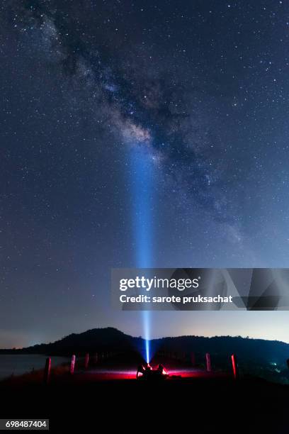 man, flashlights and the milky way , stars light night sky. long exposure photograph with grain . - 観測所 ストックフォトと画像