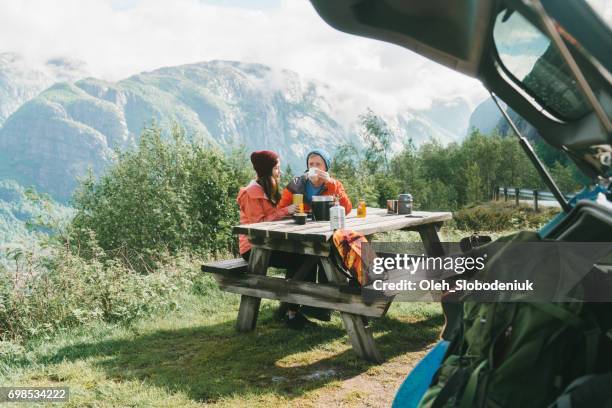 paar ontbijten in bergen in noorwegen - couple in car smiling stockfoto's en -beelden