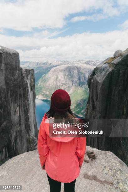 kvinna som tittar på vacker utsikt över lysefjorden från kjerag mountain - kjerag bildbanksfoton och bilder