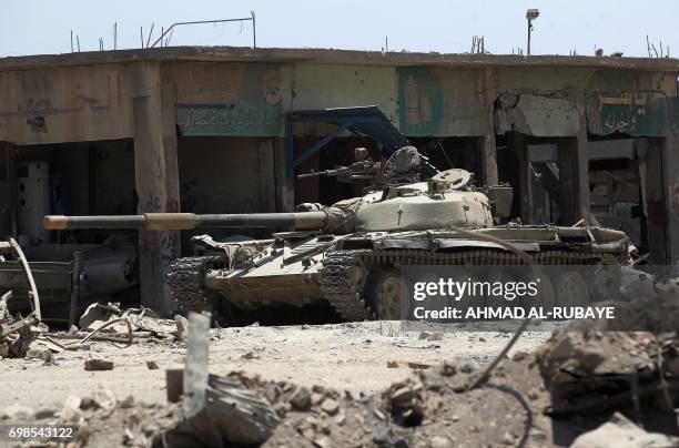 An Iraqi-modified T-72 tank advances towards the Old City of Mosul on June 20, 2017 as the ongoing offensive continues to retake the last district...