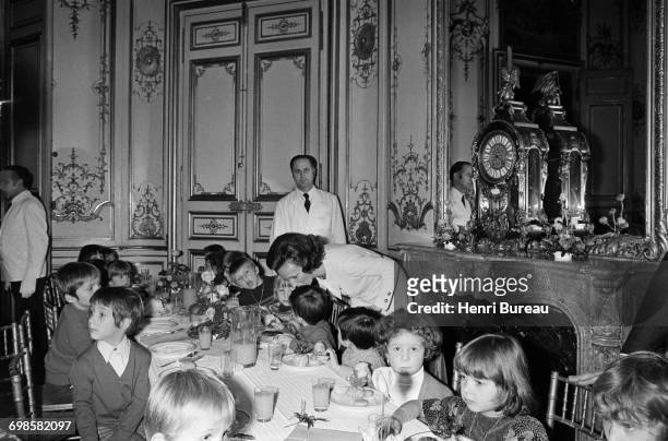 Bernadette Chirac, wife of the French Prime Minister, is taking care of children during their meal at the Christmas reception held in Matignon,...