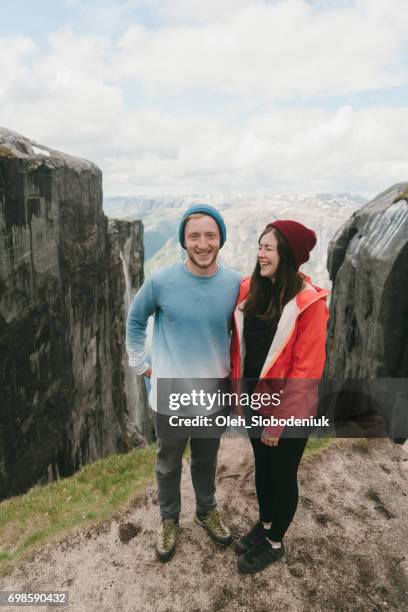 paret tittar på vacker utsikt över lysefjorden från kjerag mountain - kjerag bildbanksfoton och bilder