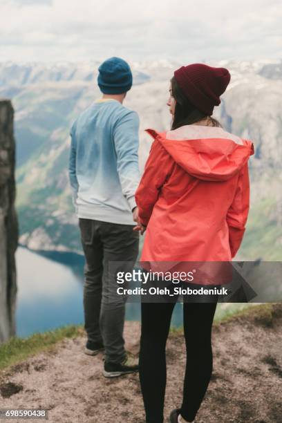 paret tittar på vacker utsikt över lysefjorden från kjerag mountain - kjerag bildbanksfoton och bilder