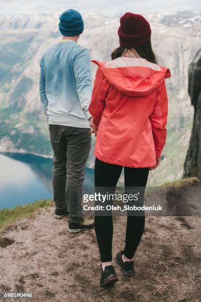 paret tittar på vacker utsikt över lysefjorden från kjerag mountain - kjerag bildbanksfoton och bilder