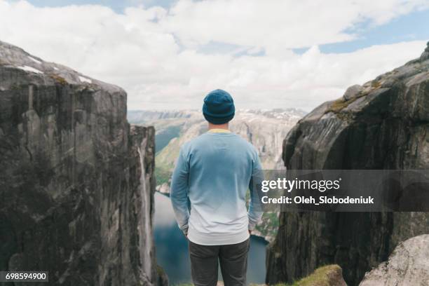 kvinna som tittar på vacker utsikt över lysefjorden från kjerag mountain - kjerag bildbanksfoton och bilder