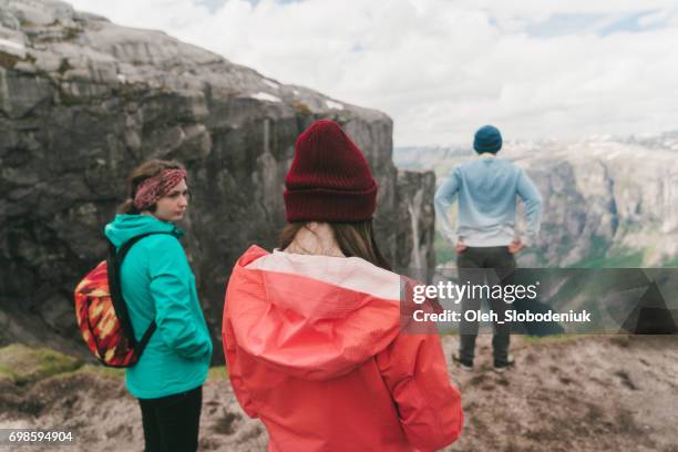 två kvinnor och man tittar på lysefjorden från kjerag mountain - kjerag bildbanksfoton och bilder