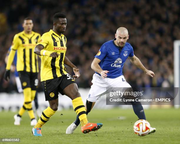 Everton's Darron Gibson battles for the ball with BSC Young Boys Sekou Sanogo