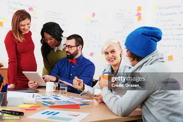 freiwillige arbeiten zusammen, um im fundraising helfen - crowdfunding stock-fotos und bilder