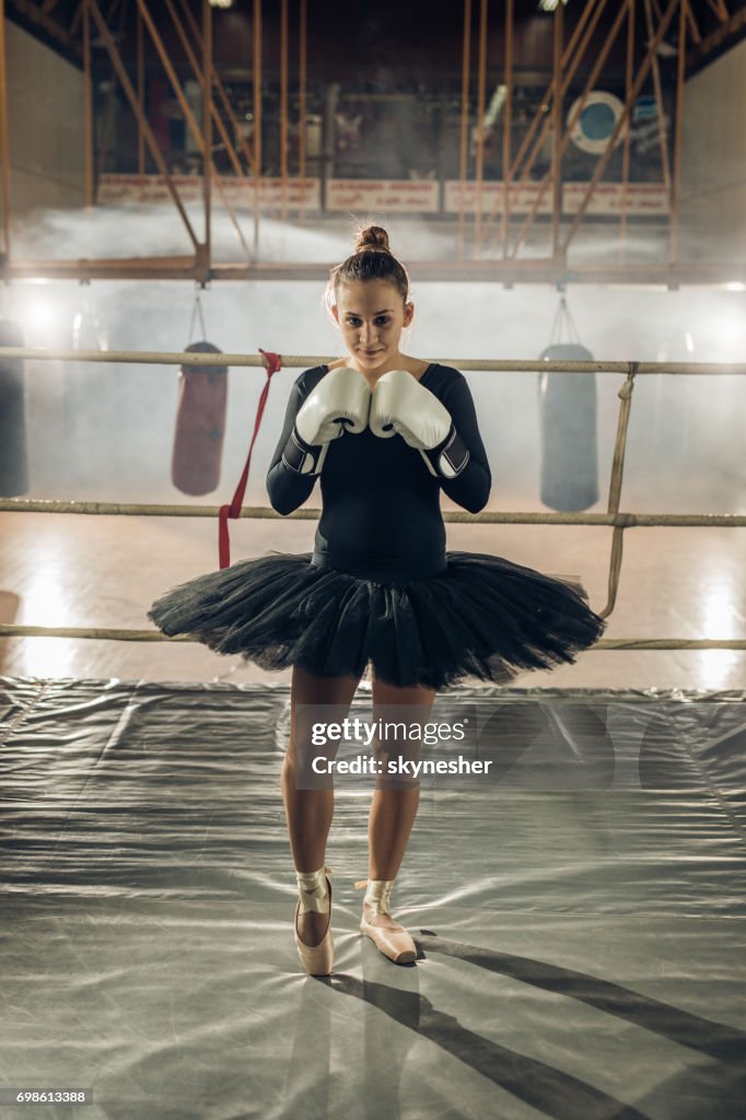 Bailarino de adolescentes em um treinamento de boxe em um ringue.