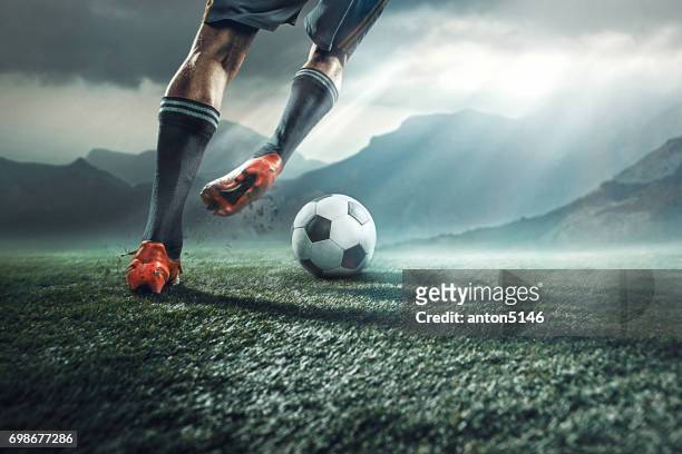 gambe di calciatore che calciano la palla - lega sportiva foto e immagini stock