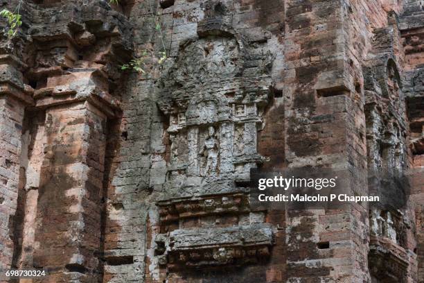 carving detail on prasat yeah puon temple at sambor prei kuk, kampong thom, cambodia - prei stock pictures, royalty-free photos & images