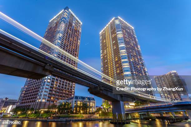 cityscape of tokyo skyscrapers with monorail traffic light trails at night, tokyo, japan. - barrio de minato fotografías e imágenes de stock