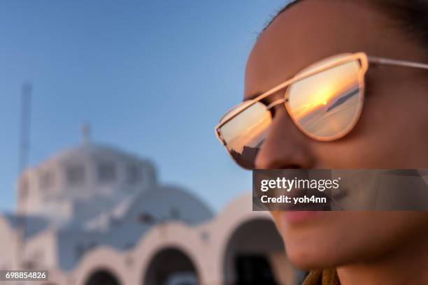 zonsondergang weerspiegeling in zonnebril - zonnebril met spiegelende glazen stockfoto's en -beelden