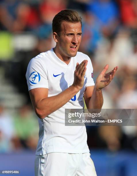 England's Harry Kane claps on his teammates