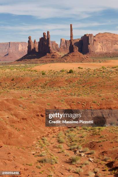 the totem pole at monument valley, arizona, united states - massimo pizzotti stock pictures, royalty-free photos & images