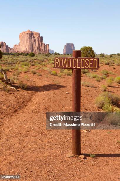 road close sign at monument valley, arizona, united states - massimo pizzotti fotografías e imágenes de stock