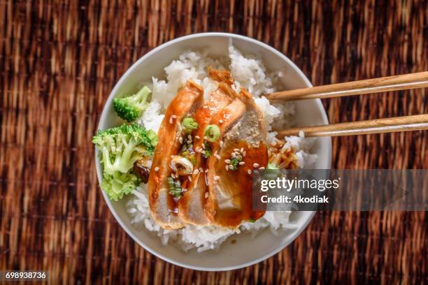 gegrilde kipfilet met teriyaki saus over gestoomde rijst - rice bowl stockfoto's en -beelden