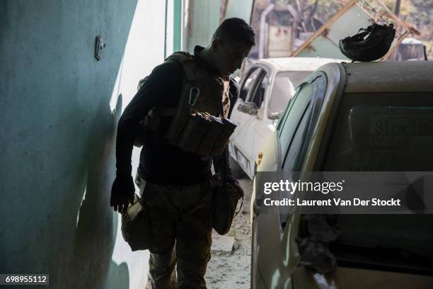 Commando of 7 men of the 1st brigade of the ISOF fights Daesh, house by house, to take control of Al Saha, one of the last districts of Mosul be...