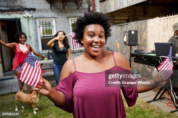 women celebrating with american flags in backyard - dog dj - fotografias e filmes do acervo