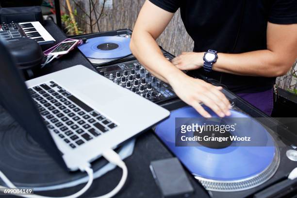 hispanic dj playing music in backyard - backyard deck stockfoto's en -beelden