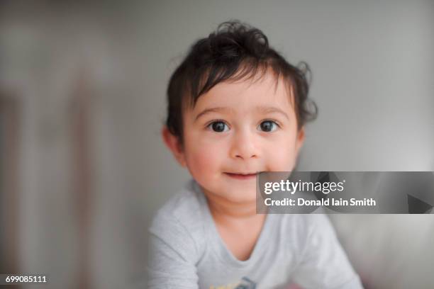 portrait of smiling indian baby boy - schwarzes haar stock-fotos und bilder