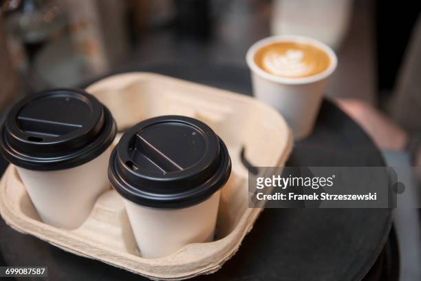 tray of coffee in disposable cups in cafe - coffe to go stockfoto's en -beelden