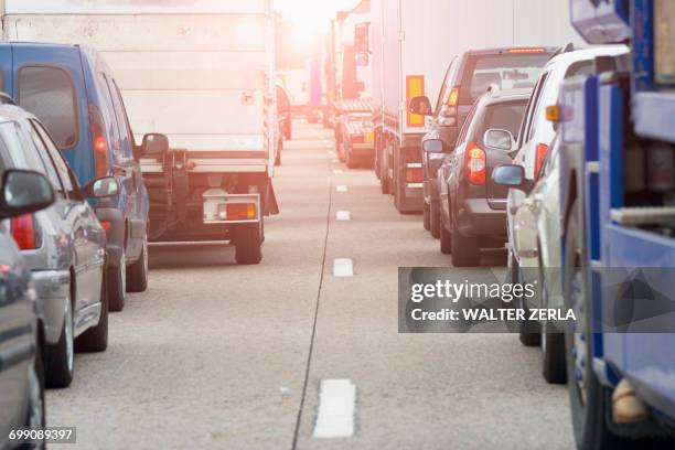 rear view of rows of traffic queueing on highway - cars in a row stock pictures, royalty-free photos & images