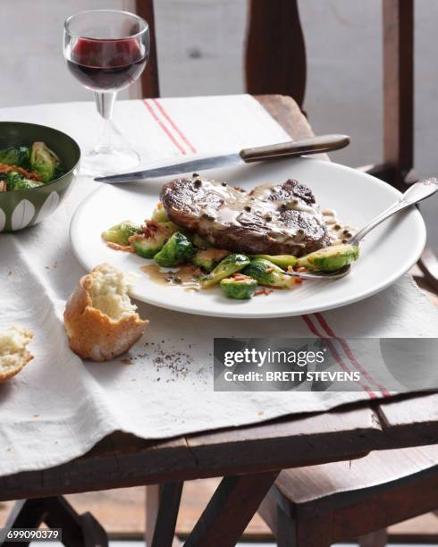 steak with green pepper sauce, brussels sprouts and bacon - molho de pimenta imagens e fotografias de stock
