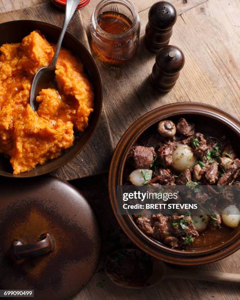 bistro meal of beef burgundy in casserole dish on table - boeuf bourguignon photos et images de collection