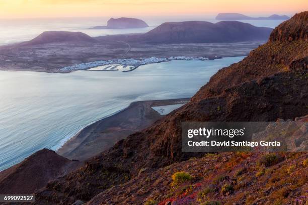 isla graciosa and mirador del rio, lanzarote, canary islands, spain, europe - isla de lanzarote - fotografias e filmes do acervo