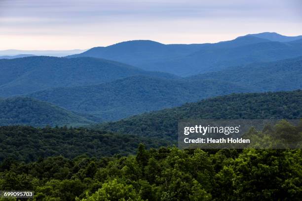 blue ridge mountains view from shenandoah national park. - virginia holden photos et images de collection